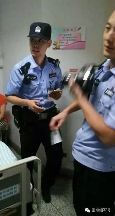 民警到醫(yī)院對秦女士體內(nèi)子彈取證調(diào)查。 受訪者供圖