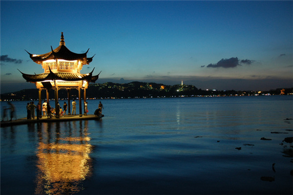 不要溫和地走進那個良夜 因為夜太美！