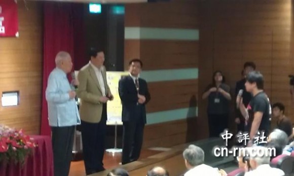 　大陸交換學(xué)生針對演講內(nèi)容，頻頻問李登輝，雙方一來一往。(中評社黃文杰攝)