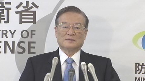 日本防衛(wèi)省森本敏16日上午出席記者會。