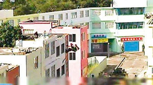 解放軍駐港部隊(duì)從屋頂游繩攻入建筑物。圖片來源：香港《文匯報(bào)》