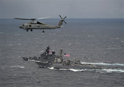 2011年1月10日，美國海軍驅(qū)逐艦與日本海上自衛(wèi)隊(duì)“鞍馬”號(hào)驅(qū)逐艦在日本長崎縣附近海域舉行聯(lián)合海上演習(xí)。資料圖片