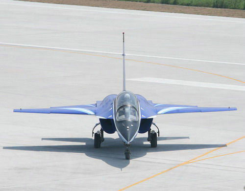 資料圖：中國(guó)L-15高級(jí)教練機(jī)使用的是烏克蘭制AI-222發(fā)動(dòng)機(jī)。
