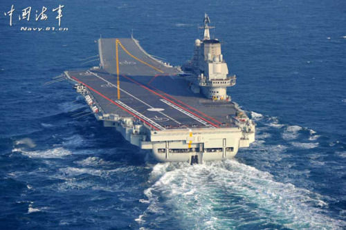 簡(jiǎn)氏大篇幅炒作中國(guó)威脅論。圖為中國(guó)航母遼寧艦