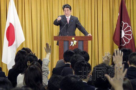 12月17日，日本自民黨總裁安倍晉三17日在黨總部會見記者，表示考慮與日本維新會和眾人之黨攜手修改憲法。