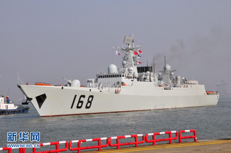 　25日15時，海軍南海艦隊(duì)“廣州”號驅(qū)逐艦駛?cè)霃V州南沙汽車碼頭