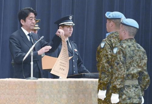 20日，日本首相安倍晉三向回國的戈蘭高地維和自衛(wèi)隊遞交政府獎狀。安倍在儀式上稱，近年“日本周邊的安全保障環(huán)境更加嚴峻”，為此將修改《防衛(wèi)計劃大綱》，進一步加強日美同盟。