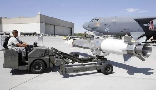 資料圖：美軍嘗試將“X-51 Wave Rider”飛行器掛在一架“B-52”轟炸機下，發(fā)射升空。