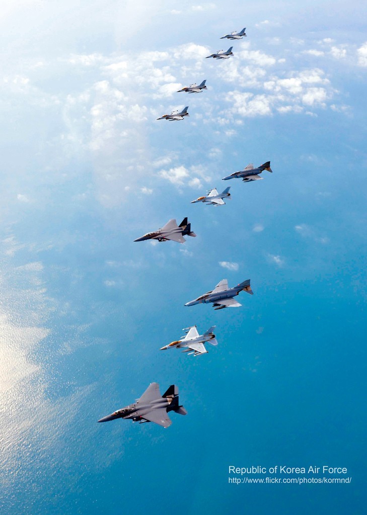 圖為韓空軍KF-16戰(zhàn)機(jī)、F-4戰(zhàn)機(jī)、F-15K兩代三型戰(zhàn)機(jī)編隊(duì)升空練作戰(zhàn)。