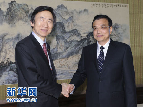 　 4月24日，中國國務(wù)院總理李克強在北京中南海紫光閣會見來訪的韓國外交部長官尹炳世。新華社記者謝環(huán)馳攝