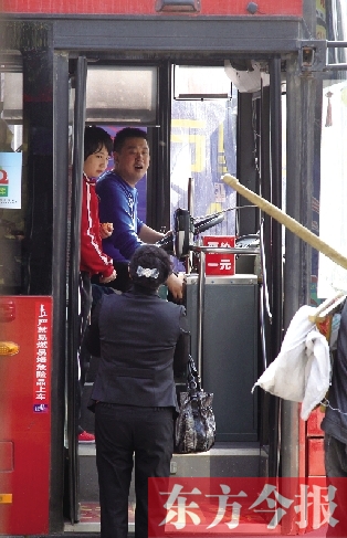 梅麗手持殘疾人證等車時(shí)，多次被司機(jī)婉言謝絕