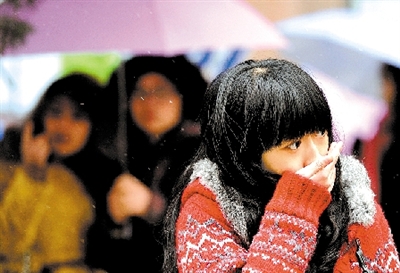 大學(xué)路附近，一位美女冷得縮起脖子。 晚報(bào)記者 馬健 圖