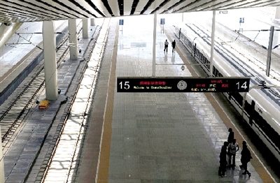 停在站臺上開往武漢的客車已按時(shí)發(fā)車試運(yùn)行。