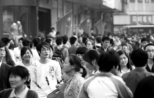 8天長(zhǎng)假中，逛街購(gòu)物的人數(shù)激增，鄭州市德化步行街上“人潮洶涌” 河南商報(bào)記者 王春勝/攝