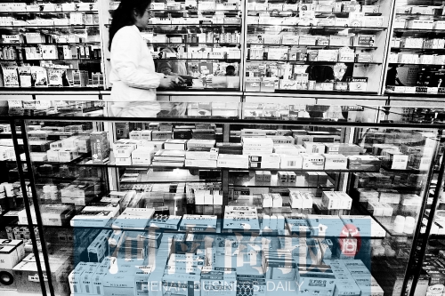 　鄭州不少藥店，也會把價格低的藥品放下層，價格高的放在醒目位置