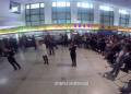 火車站候車大廳紅歌快閃迎國慶！百人互動，震撼現(xiàn)場嗨翻天！