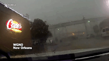 好可怕！大風(fēng)把火車從橋上吹了下來