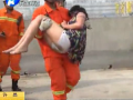 女子要跳樓 究竟為哪般？