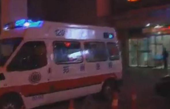 女兒不救父親，鄰居很憤怒