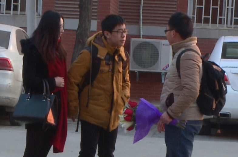 美女請你假裝其男友拒絕追求者，你會怎么辦？