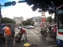 好恐怖的車禍！騎車先到人才到