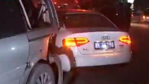 12車停路邊瞬間全報(bào)廢 咋回事？