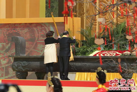 中國國民黨副主席蔣孝嚴(yán)及其夫人凈手上香 。映象網(wǎng)記者 邵恰 攝