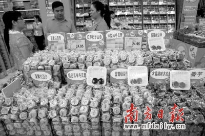 散裝月餅因其實惠的價格、豐富的口味而受到市民的青睞。