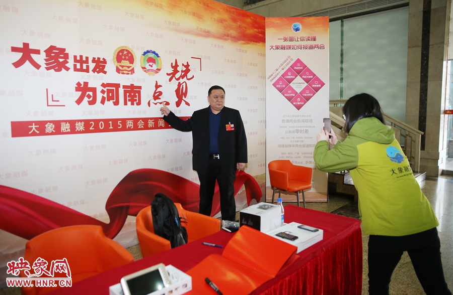 幫代表在大象融媒新聞會客廳留影拍照。