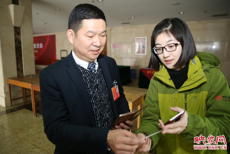 幫代表使用大象融媒映象網微信打印機現(xiàn)場打印照片。
