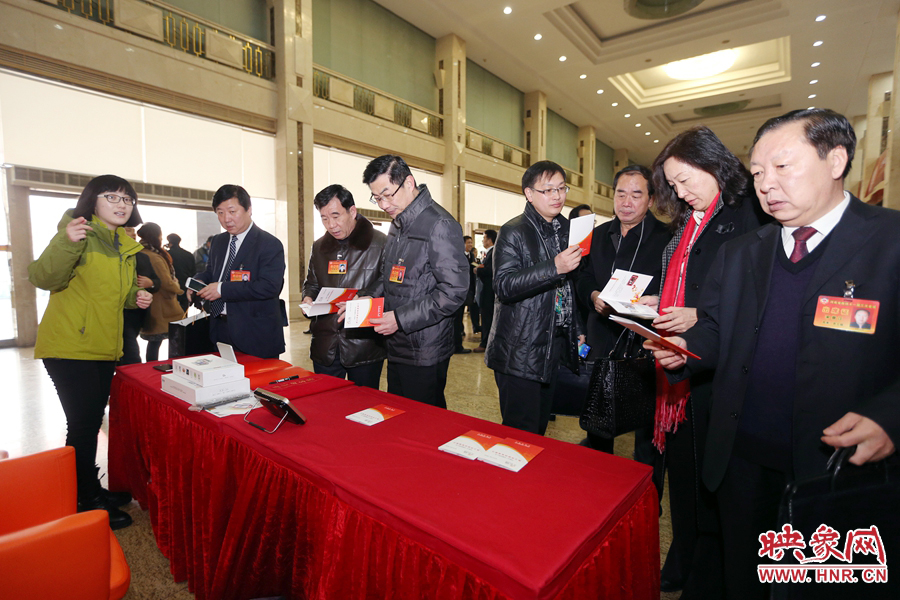 向代表、委員講解大象融媒旗下出品的新聞產品。