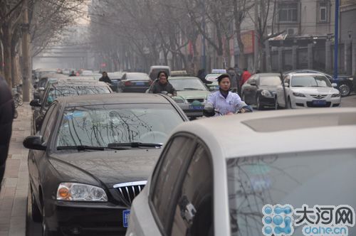 　業(yè)主將車(chē)停到經(jīng)一路上，給路人造成很大的不便