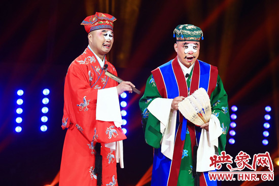 田相偉（右）表演喜劇《吹?！沸Ψ珗?chǎng)
