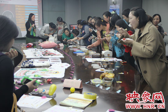 比賽現(xiàn)場熱鬧非凡，各位女神競相展示自己的作品