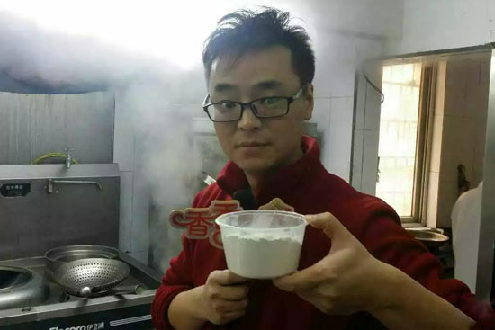 小飛手里端的是什么材料？