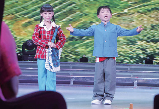 孩子們的表演有模有樣，讓人忍俊不禁