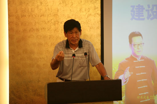 原河南省農(nóng)業(yè)廳副廳長、現(xiàn)任河南省土壤肥料協(xié)會秘書長肖興貴發(fā)表講話