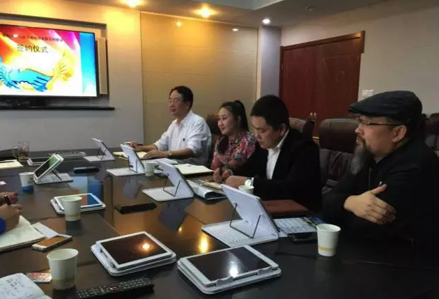從右至左依次為趙財(cái)神，雅購供銷CEO許濤，農(nóng)團(tuán)聯(lián)盟創(chuàng)始人王婷。