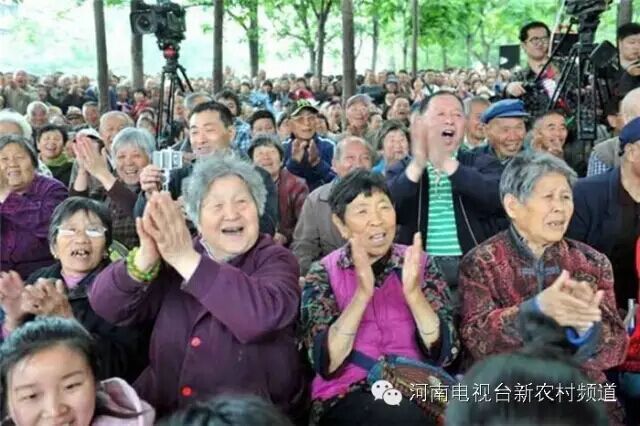 藝術(shù)家賣力演出，觀眾高聲叫好