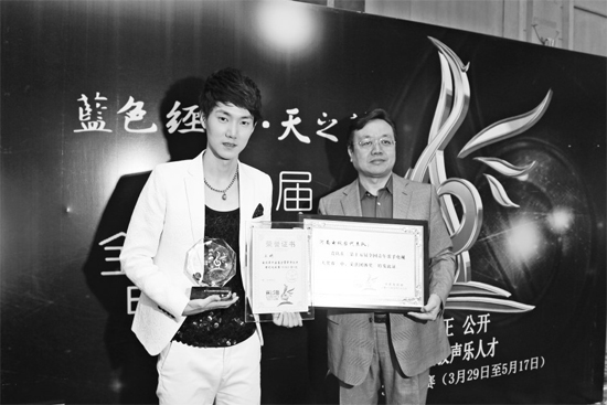 王晰領(lǐng)取流行組冠軍獎(jiǎng)，河南電視臺(tái)藝術(shù)總監(jiān)李暄代表河南電視臺(tái)領(lǐng)取第15屆青歌賽團(tuán)體獎(jiǎng)