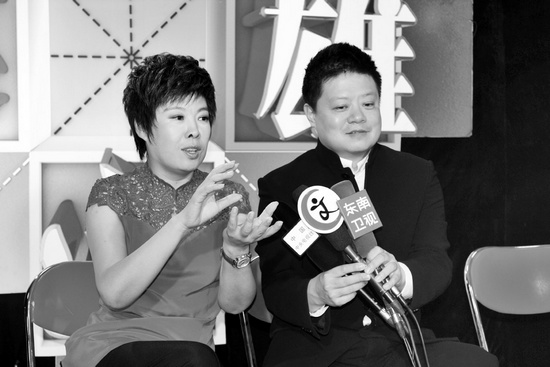 《漢字英雄》主持人馬東（右）、嘉賓于丹在向媒體推介節(jié)目
