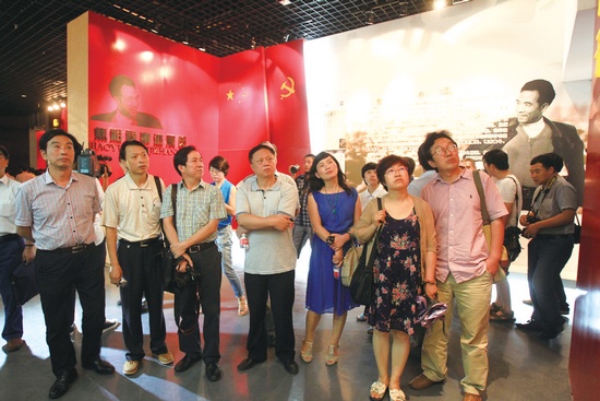 河南電視臺、河南人民廣播電臺、河南省詩歌學(xué)會的專家、詩人、記者等數(shù)十人赴蘭考焦裕祿紀(jì)念園采風(fēng)學(xué)習(xí)