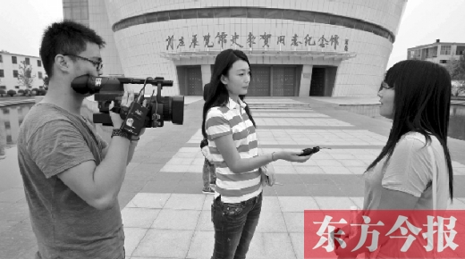 9月4日，河南電視臺(tái)記者采訪前來參觀史來賀事跡的大學(xué)生們