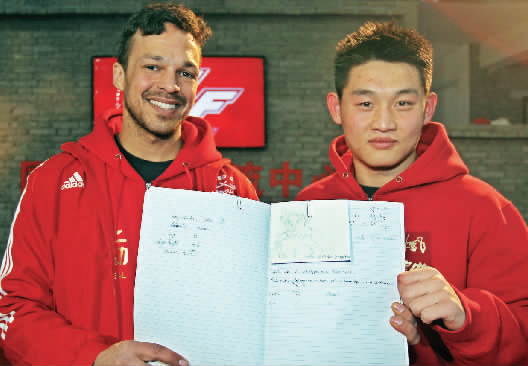 　　約瑟夫手繪了每個選手的肖像，認(rèn)認(rèn)真真地用字母拼寫出選手的中文名字附注?！翱?，這個是鄭召玉喲”