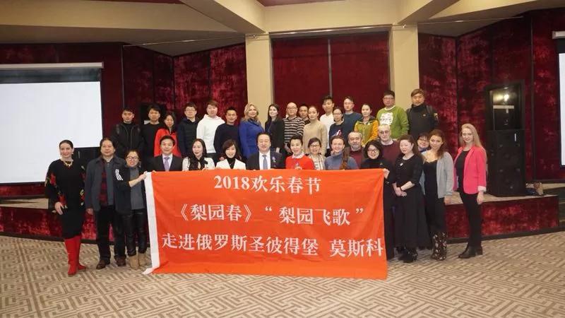 《梨園春》與俄羅斯文化學(xué)者開(kāi)展座談會(huì)，共同交流中俄藝術(shù)文化的發(fā)展并互贈(zèng)禮物