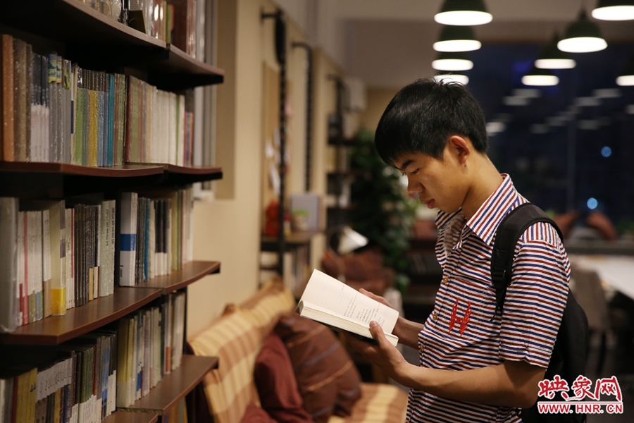 袁丙鵬，22歲，某大學(xué)大三學(xué)生：在適合的環(huán)境里看書，才能看出境界。