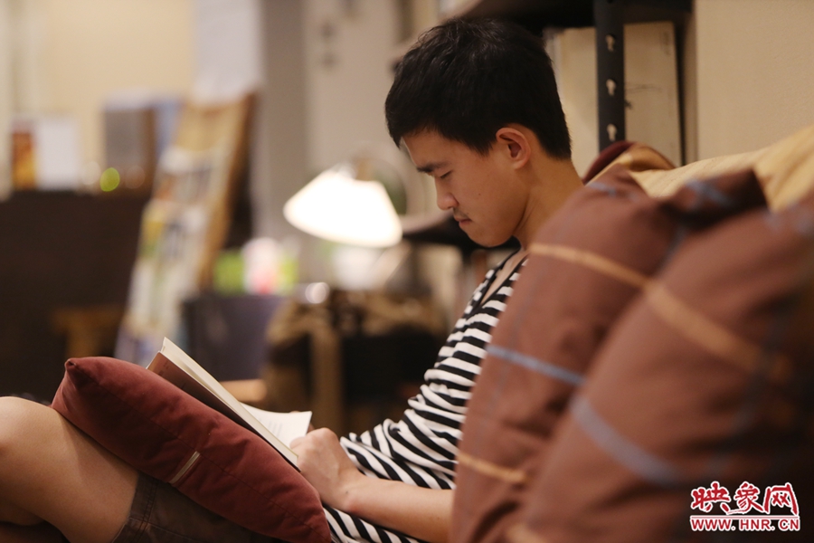 徐浩然，24歲，圖書編輯：在書店看紙質(zhì)書，意境會(huì)更深一些。