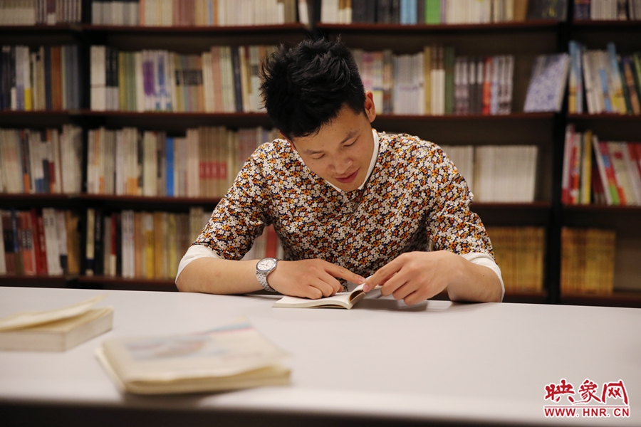 李恒，26歲，私營(yíng)業(yè)主：喜歡撫摸紙質(zhì)書的感覺(jué)。