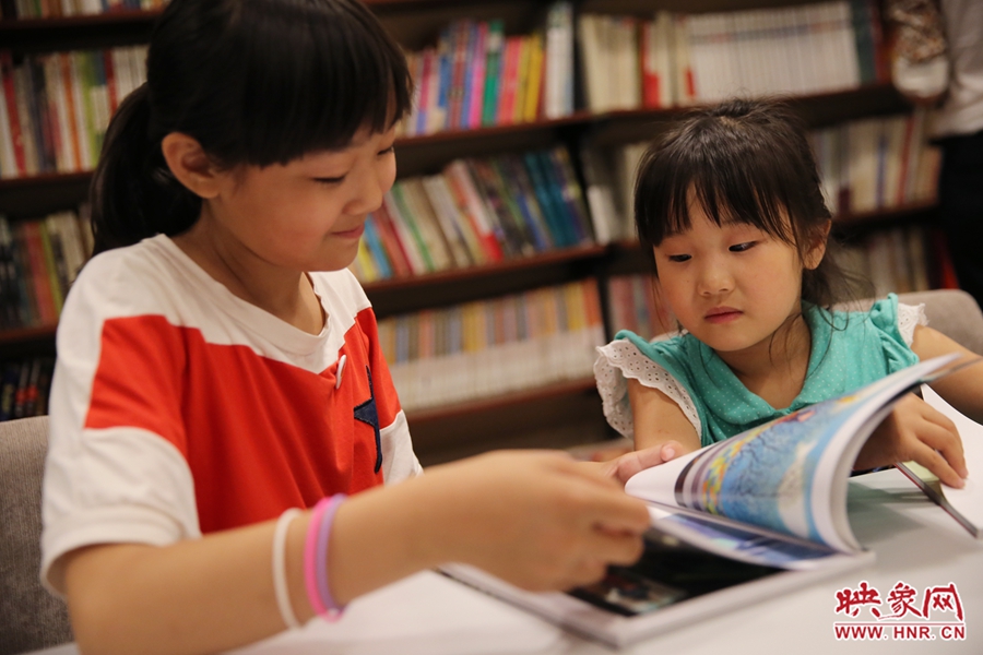 姐姐王藝茹，11歲，小學(xué)五年級(jí)學(xué)生；妹妹王有君，5歲：像喜歡看電視一樣喜歡看書。