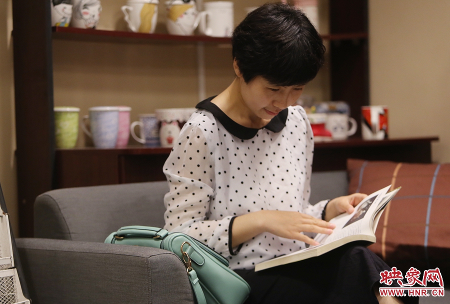 毛韶華，年齡保密，文字工作者：紙質(zhì)書是營(yíng)養(yǎng)餐，電子書是快餐。
